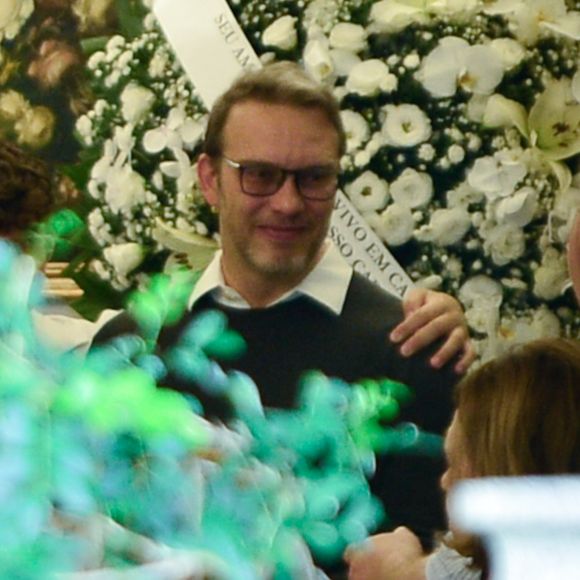 Rodrigo, filho de Francisco Cuoco, marcou presença no velório para se despedir do pai.