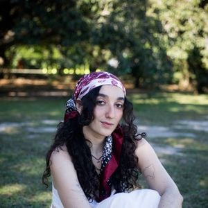 Ana Boeckel já interpretou uma história de amor entre mulheres em Azul e agora assume a direção de um documentário sobre o impacto de Loquinha na vida de outras mulheres