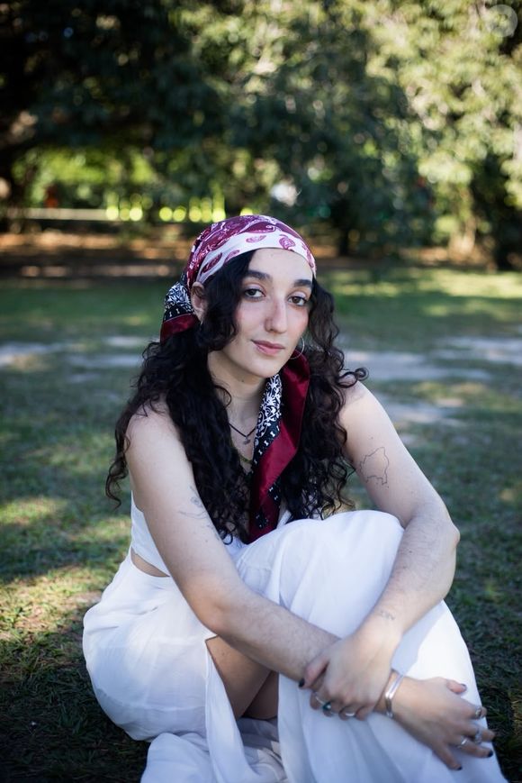 Ana Boeckel já interpretou uma história de amor entre mulheres em Azul e agora assume a direção de um documentário sobre o impacto de Loquinha na vida de outras mulheres