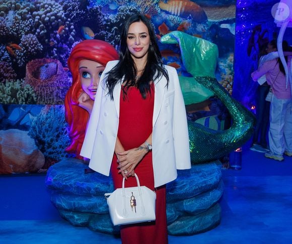 Grávida, Bruna Biancardi foi com um vestido vermelho super elegante para a festa de aniversário infantil.