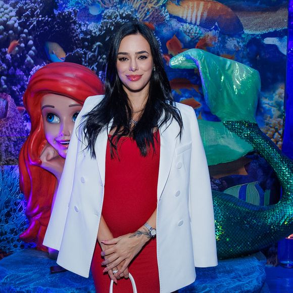 Grávida, Bruna Biancardi foi com um vestido vermelho super elegante para a festa de aniversário infantil.