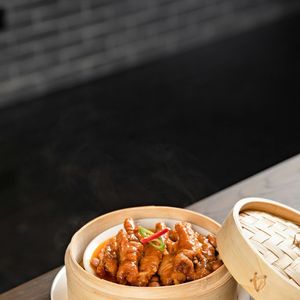 Colágeno presente no pé de galinha melhora da aparência e textura da pele, já que ajuda na hidratação e na elasticidade