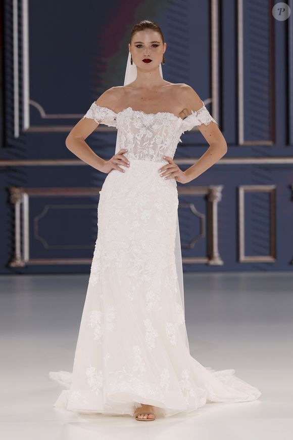 Decote ombro a ombro no vestido de noiva valoriza o colo e dá romantismo ao visual