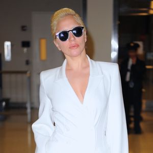 Lady Gaga passou a escolher looks mais elegantes e sofisticados durante o dia a dia