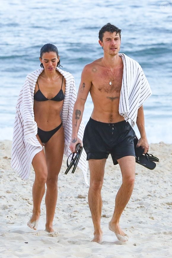 Entre mergulhos e risadas, Bruna Marquezine e Shawn Mendes aproveitam tarde de praia no Rio