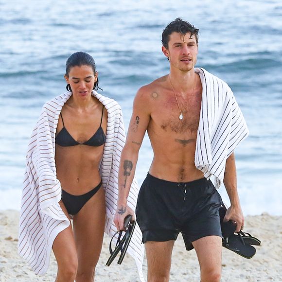 Entre mergulhos e risadas, Bruna Marquezine e Shawn Mendes aproveitam tarde de praia no Rio