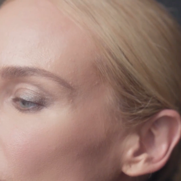 Diane Kruger revelou que sua rotina de beleza é marcada pela simplicidade e tem como protagonista o creme Roséliane, da Uriage, desenvolvido para acalmar peles sensíveis e reduzir a vermelhidão