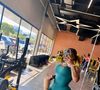Jojo Todynho driblou o frio e mostrou sua cinturinha nos stories do Instagram