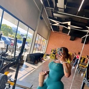 Jojo Todynho driblou o frio e mostrou sua cinturinha nos stories do Instagram