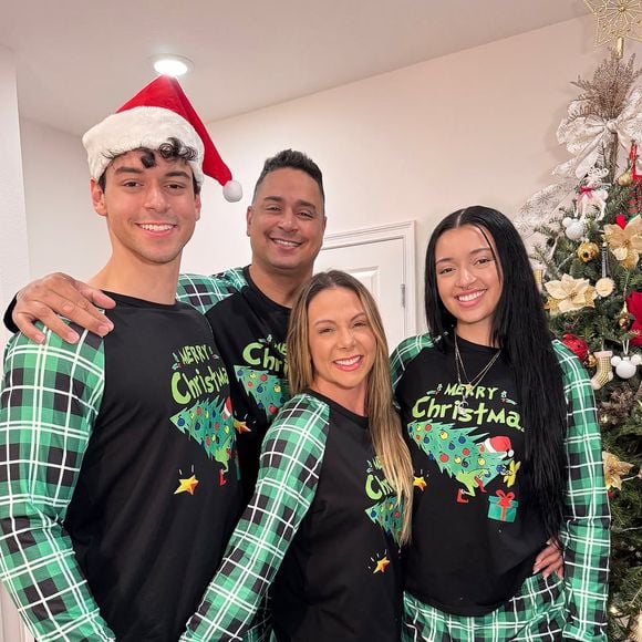 Carla Perez mora com o marido Xanddy e os filhos Camilly Victória e Victor Alexandre nos EUA