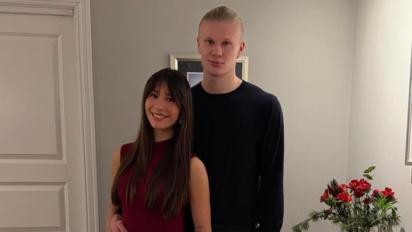 Quem é a mulher de Haaland, artilheiro da Noruega na Copa 2026? Ex-jogadora de futebol preserva rosto do filho do casal: 'Estabelecer limites'