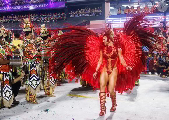 Virginia Fonseca estreou como rainha de bateria da Grande Rio usando um look belíssimo de coração