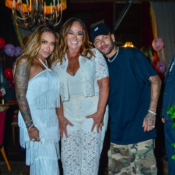 Neymar com a mãe, Nadine, e a irmã, Rafaella Santos, no aniversário da caçula