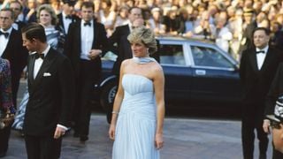 Há 38 anos em Cannes, princesa Diana homenageava ícone da moda real que morreu 5 anos antes e tragicamente da mesma maneira que ela