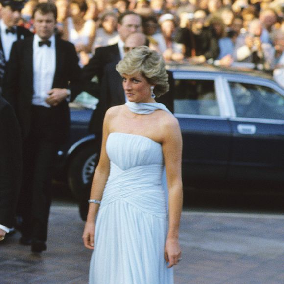 Há 38 anos em Cannes, princesa Diana homenageava ícone da moda real que morreu 5 anos antes e tragicamente da mesma maneira que ela