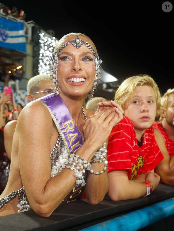 Antes do desfile, Adriane Galisteu aproveitou a companhia do adolescente em um Camarote da Sapucaí
