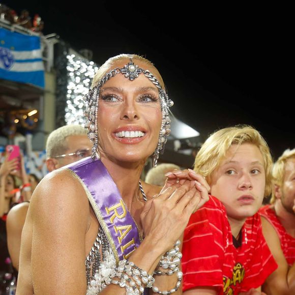 Antes do desfile, Adriane Galisteu aproveitou a companhia do adolescente em um Camarote da Sapucaí