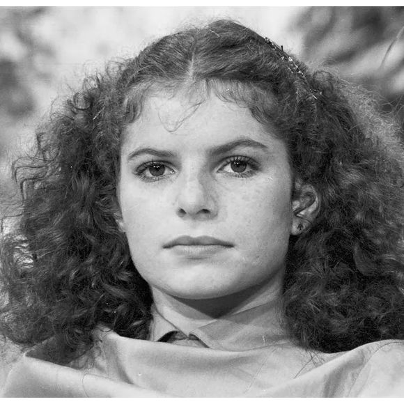 Odete Roitman da novela 'Vale Tudo', Debora Bloch lembrou a pior cantada que levou: 'Posso contar as suas sardas?'