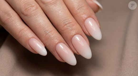 Para quem ainda gosta da combinação entre rosa e branco, o baby boomer é uma forma sofisticada de atualizar a manicure. O efeito degradê deixa a transição entre as cores suave e cria um acabamento delicado