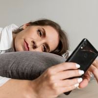 Este é o hábito digital que mais influencia o bem-estar: é o que revela o Relatório Mundial da Felicidade de 2026