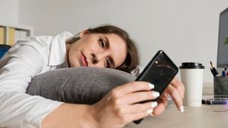 Este é o hábito digital que mais influencia o bem-estar: é o que revela o Relatório Mundial da Felicidade de 2026
