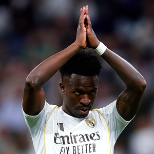 O jogador, que atualmente é um dos principais nomes do futebol brasileiro, já enfrentou diversos episódios de racismo durante partidas internacionais e frequentemente se posiciona sobre o tema publicamente
