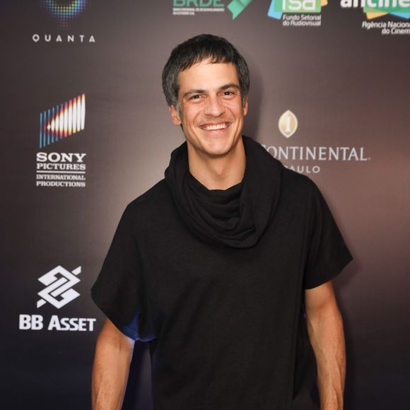Mateus Solano defende a experiência teatral sem distrações e condena gravações durante as peças