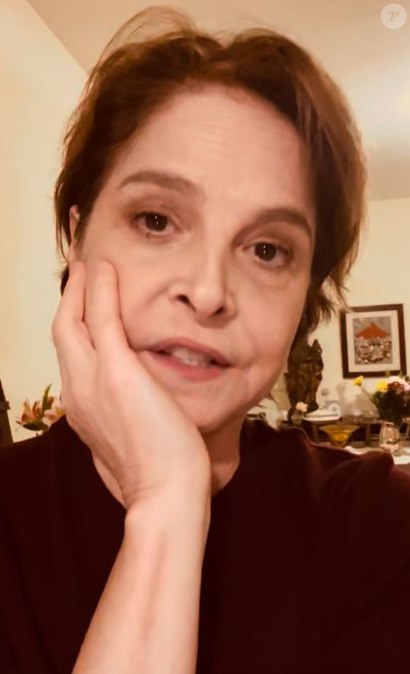 Drica Moraes: 'Hoje vim aqui para refletirmos sobre uma coisa que me deixou perplexa. Fui visitar minha tia, que tem 80 anos, e há quatro meses sofreu um problema no joelho. Ela solicitou a colocação da prótese para voltar a andar, mas o plano de saúde dela recusou o pedido. E isso com um plano que ela paga desde 1975, ou seja, há quase 40 anos'