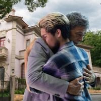 Um tabelião, ao ser questionado sobre se é melhor herdar um apartamento ou recebê-lo em vida, diz: 'Doações estão sujeitas a um imposto que o filho teria que pagar'