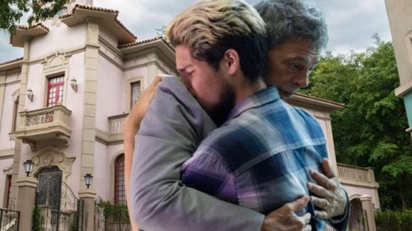 Um tabelião, ao ser questionado sobre se é melhor herdar um apartamento ou recebê-lo em vida, diz: 'Doações estão sujeitas a um imposto que o filho teria que pagar'