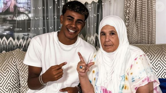 Especialista destaca que manter vínculo com as próprias raízes ajuda Lamine Yamal a lidar com fama, sucesso e pressão aos 19 anos; na foto, o jovem aparece ao lado da avó, Fátima