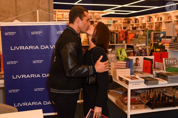 Isis Valverde e Marcus Buaiz dão beijo apaixonado após casamento