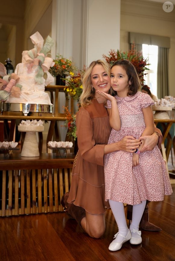 Manuella, filha de Ticiane Pinheiro e César Tralli, fez pose fofa em foto com a mãe