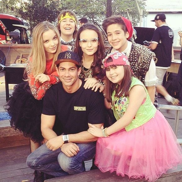 Larissa Manoela com os colegas de elenco da novela 'Cumplices de um Resgate'
