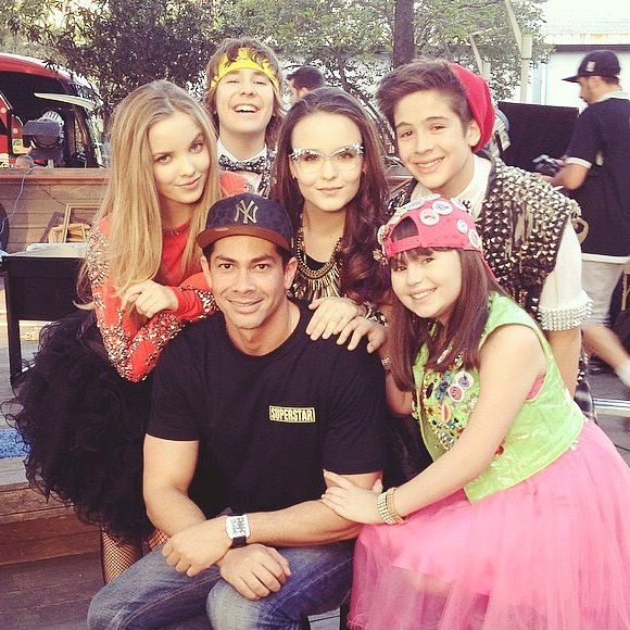 Larissa Manoela com os colegas de elenco da novela 'Cumplices de um Resgate'