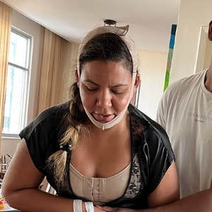 Em suas redes sociais, Mani Reggo detalhou o seu pós-operatório e os cuidados que está tendo com o corpo