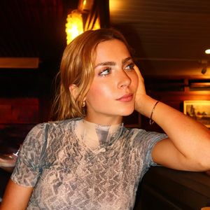 Jade Picon elege conjuntinho estampado com transparência para ir em restaurante