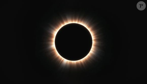 Fenômeno acontece quando a Terra bloqueia a luz direta do Sol e deixa a Lua com tom avermelhado característico