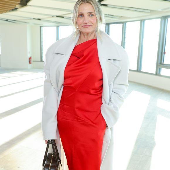 Cameron Diaz ousou com vestido vermelho e sapato da mesma cor, além de casaco alongado na Semana de Moda de Paris 2025.