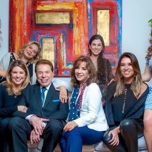 Filha de Silvio Santos, Rebeca Abravanel em foto com o pai, a mãe, Iris Abravanel, e as irmãs, Daniela, Patricia, Renata, Silvia e Cintia.