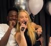 Virgínia Fonseca e Vini Jr. aparecem agarradinhos enquanto cantam em um karaokê. Sem legenda, o jogador adicionou apenas um emoji de coração vermelho à imagem