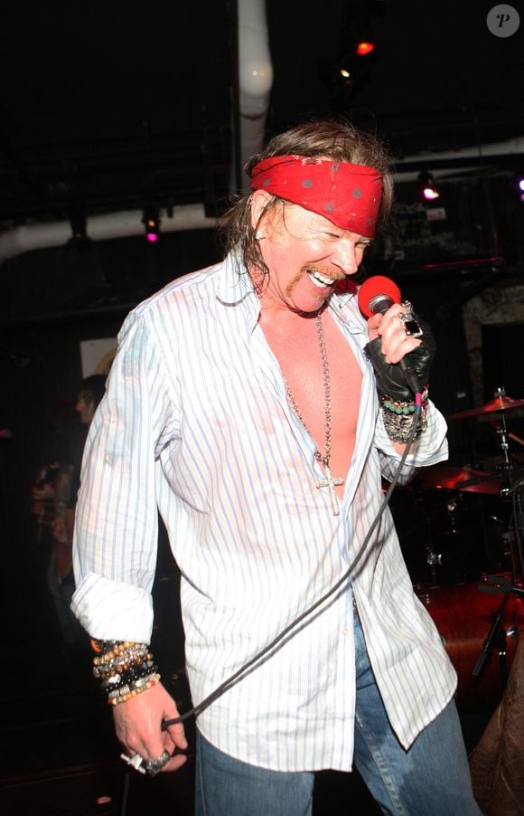 O tempo foi passando e Axl Rose ainda mantinha o visual clássico marcado por bandanas
