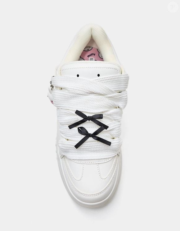Streetwear com delicadeza: recortes em camadas, cadarços largos e pequenos laços pretos fazem do Tênis Skate Miffy uma das apostas mais charmosas da Bershka