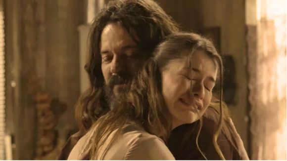 Bernardo reaparece em 'Além do Tempo' e comove Lívia nos próximos capítulos, mas mocinha fica triste ao descobrir que Vitória sabia de tudo