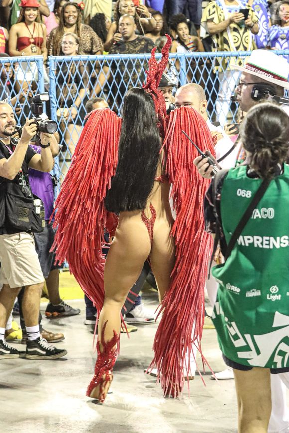 Paolla Oliveira no carnaval: com fantasia vermelha, a atriz desfilou e foi campeã