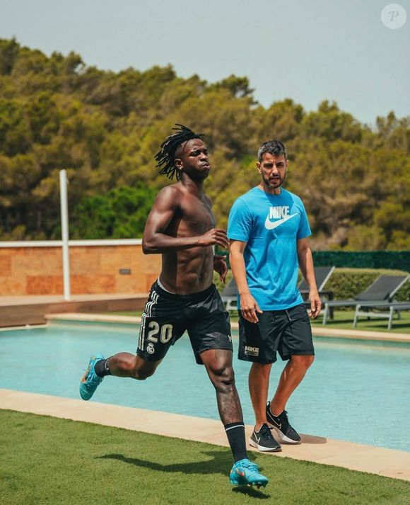 Da Unisanta para o futebol internacional: a história de Thiago Lobo mostra como dedicação, estudo e experiência prática abriram caminho para atuar ao lado de um dos maiores nomes da Seleção Brasileira