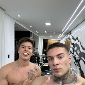 Raffa Marttinz já é bastante conhecido no universo da pornografia. Ele afirma ser heterossexual, mas produz conteúdos com outros homens para atrair o público gay