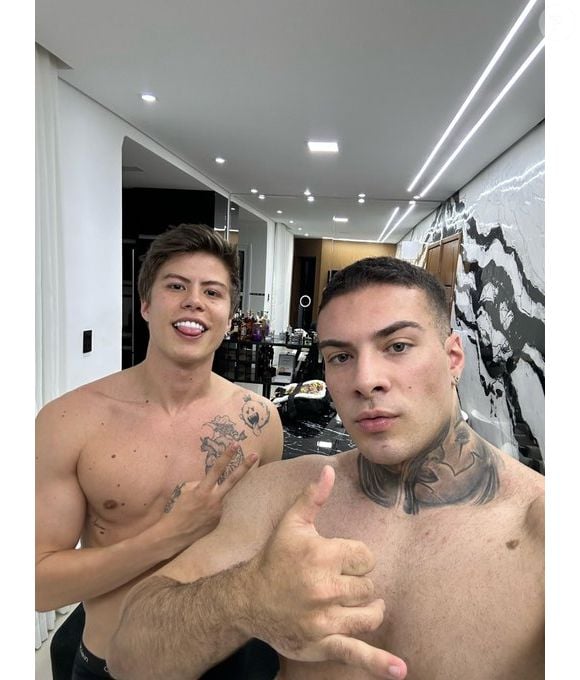 Raffa Marttinz já é bastante conhecido no universo da pornografia. Ele afirma ser heterossexual, mas produz conteúdos com outros homens para atrair o público gay