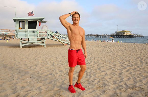 Prestes a completar 40 anos, Zac Efron ainda é lembrado pelo físico impressionante que exibiu em Baywatch: S.O.S. Malibu (2017)