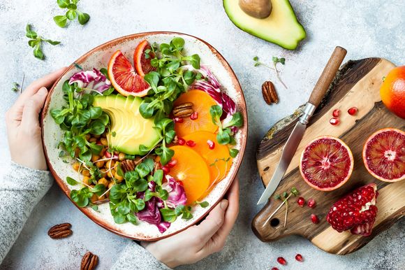 Cuidando da alimentação e escolhendo produtos que protegem os fios, fica mais fácil garantir que o seu cabelo envelheça com saúde